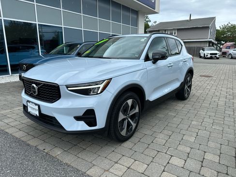 Used 2024 Volvo XC40 B5 Core w/ Protection Package Premier AWD/4WD image 4