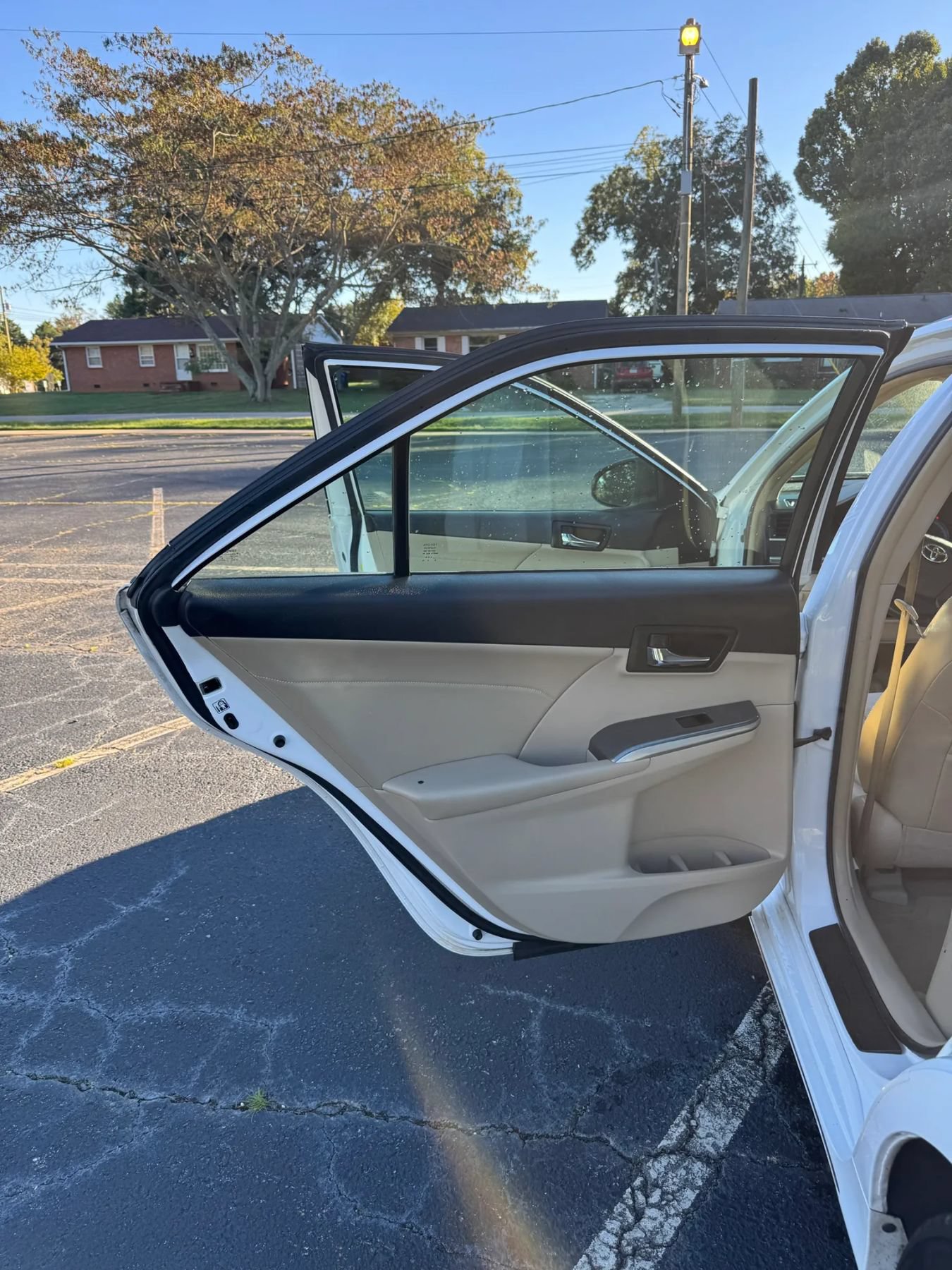 Used 2014 Toyota Camry XLE w/ Leather Package FWD image 17