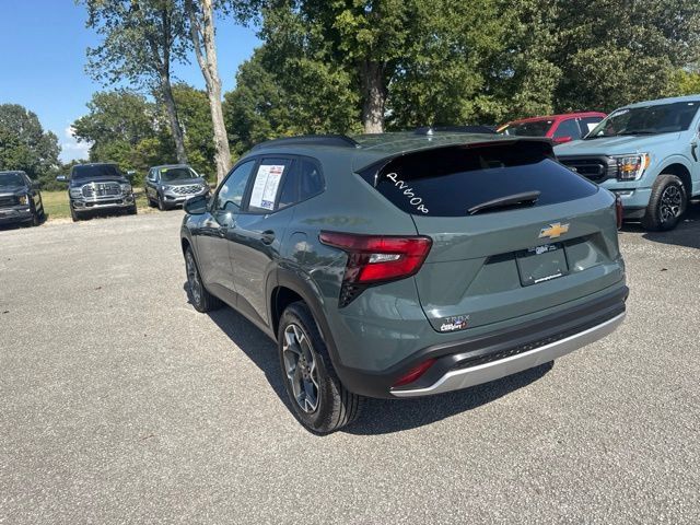 Used 2025 Chevrolet Trax LT FWD image 16