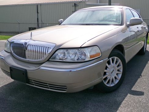Used 2007 Lincoln Town Car Signature RWD image 1