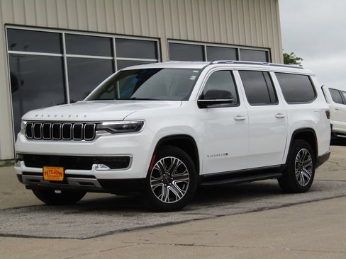 Used 2025 Jeep Wagoneer L Series II w/ 8-pass Seating Package AWD/4WD image 12