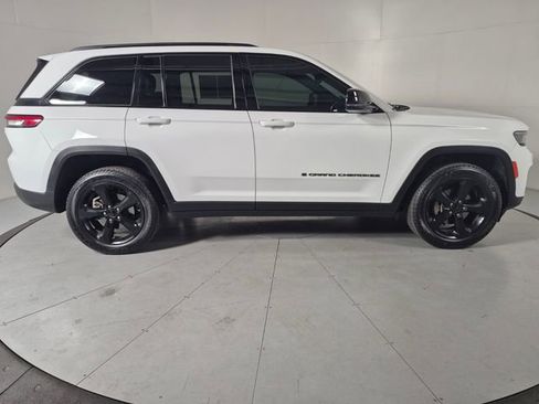Used 2023 Jeep Grand Cherokee Altitude AWD/4WD image 5