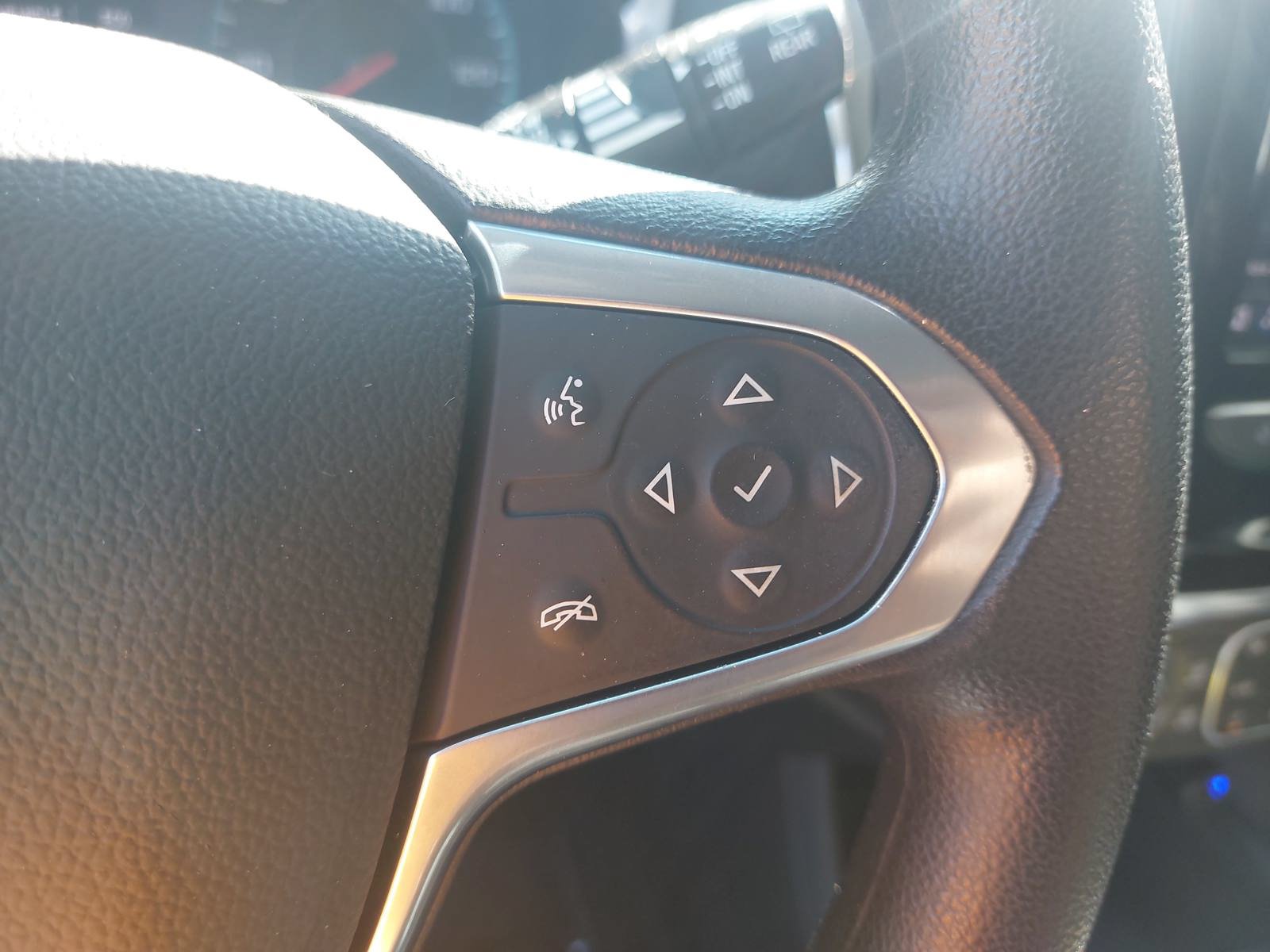 Used 2021 Chevrolet Traverse LS FWD image 17