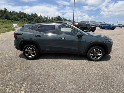 Used 2025 Chevrolet Trax LT FWD image 6