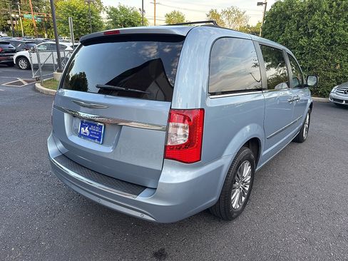 Used 2013 Chrysler Town & Country Touring-L w/ Entertainment Group #2 FWD image 5