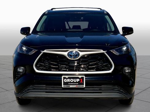 Used 2024 Toyota Highlander XLE image 3