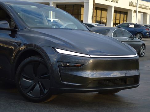 Used 2026 Tesla Model Y 2WD image 2