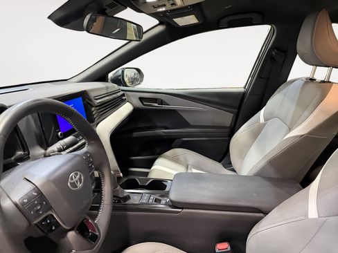 Used 2025 Toyota Camry SE image 10