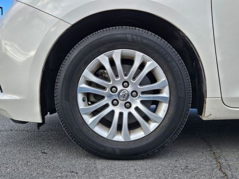 Used 2017 Toyota Sienna XLE w/ XLE Navigation Package FWD image 13
