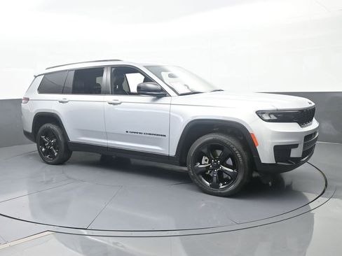 Used 2023 Jeep Grand Cherokee L Laredo RWD image 8