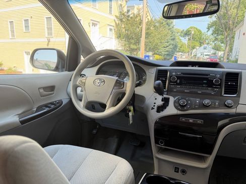 Used 2011 Toyota Sienna LE w/ Towing Pkg FWD image 23