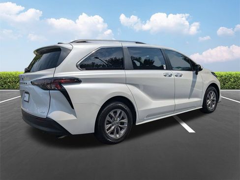 Used 2025 Toyota Sienna XLE w/ XLE Plus Package FWD image 5