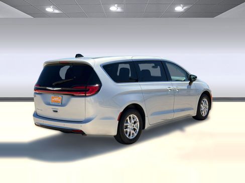 Certified 2024 Chrysler Pacifica Touring-L FWD image 9