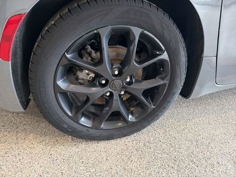 Used 2022 Chrysler Pacifica Touring-L FWD image 6