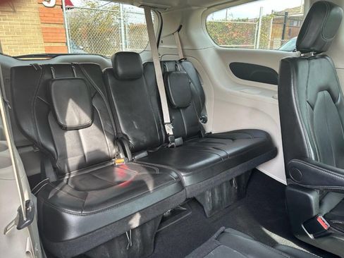 Used 2024 Chrysler Pacifica Touring-L image 18