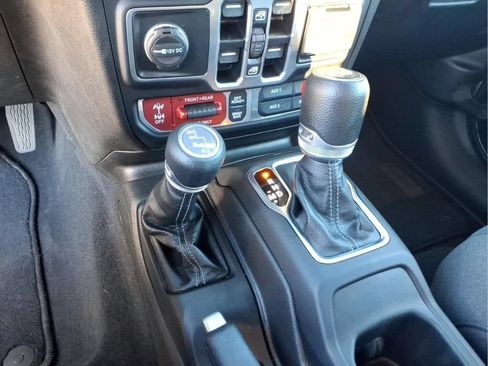 Used 2025 Jeep Wrangler Unlimited Rubicon w/ Convenience Group AWD/4WD image 26