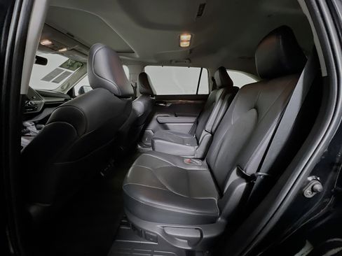 Used 2023 Toyota Highlander Limited image 29