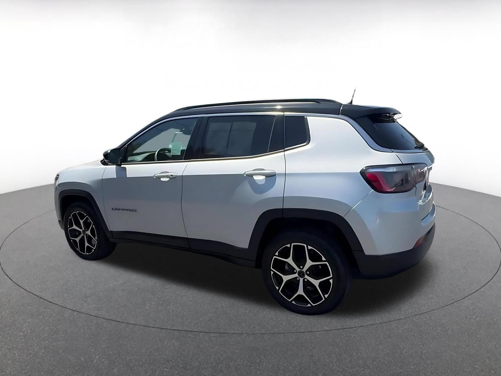 Used 2025 Jeep Compass Limited AWD/4WD image 9