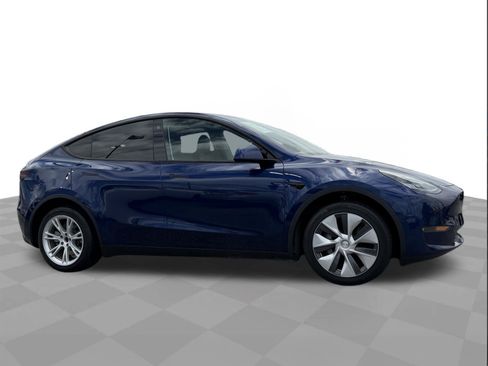 Used 2023 Tesla Model Y AWD image 4