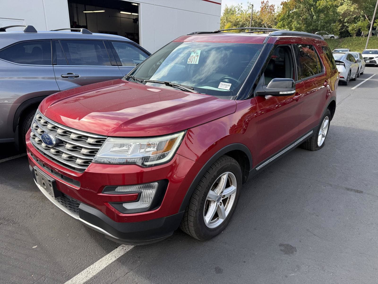 Used 2016 Ford Explorer XLT w/ Equipment Group 202A AWD/4WD image 1