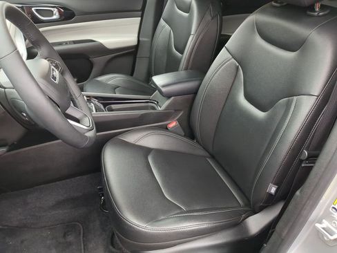 Used 2025 Jeep Compass Limited image 24