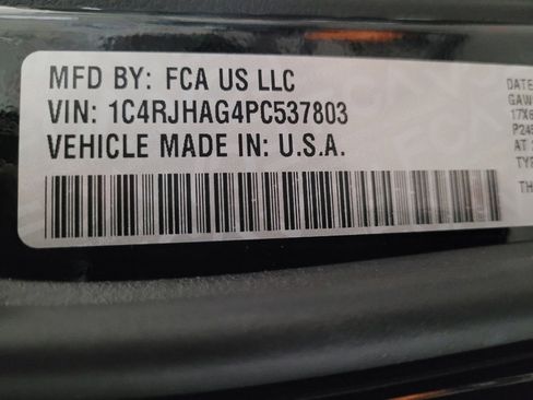 Used 2023 Jeep Grand Cherokee Laredo AWD/4WD image 33