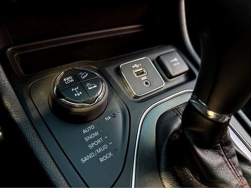 Used 2020 Jeep Cherokee Trailhawk AWD/4WD image 40