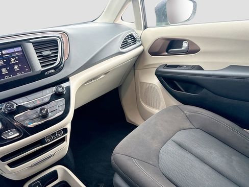 Used 2023 Chrysler Voyager LX FWD image 26