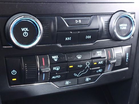 Used 2018 Ford Explorer XLT w/ Equipment Group 201A AWD/4WD image 24
