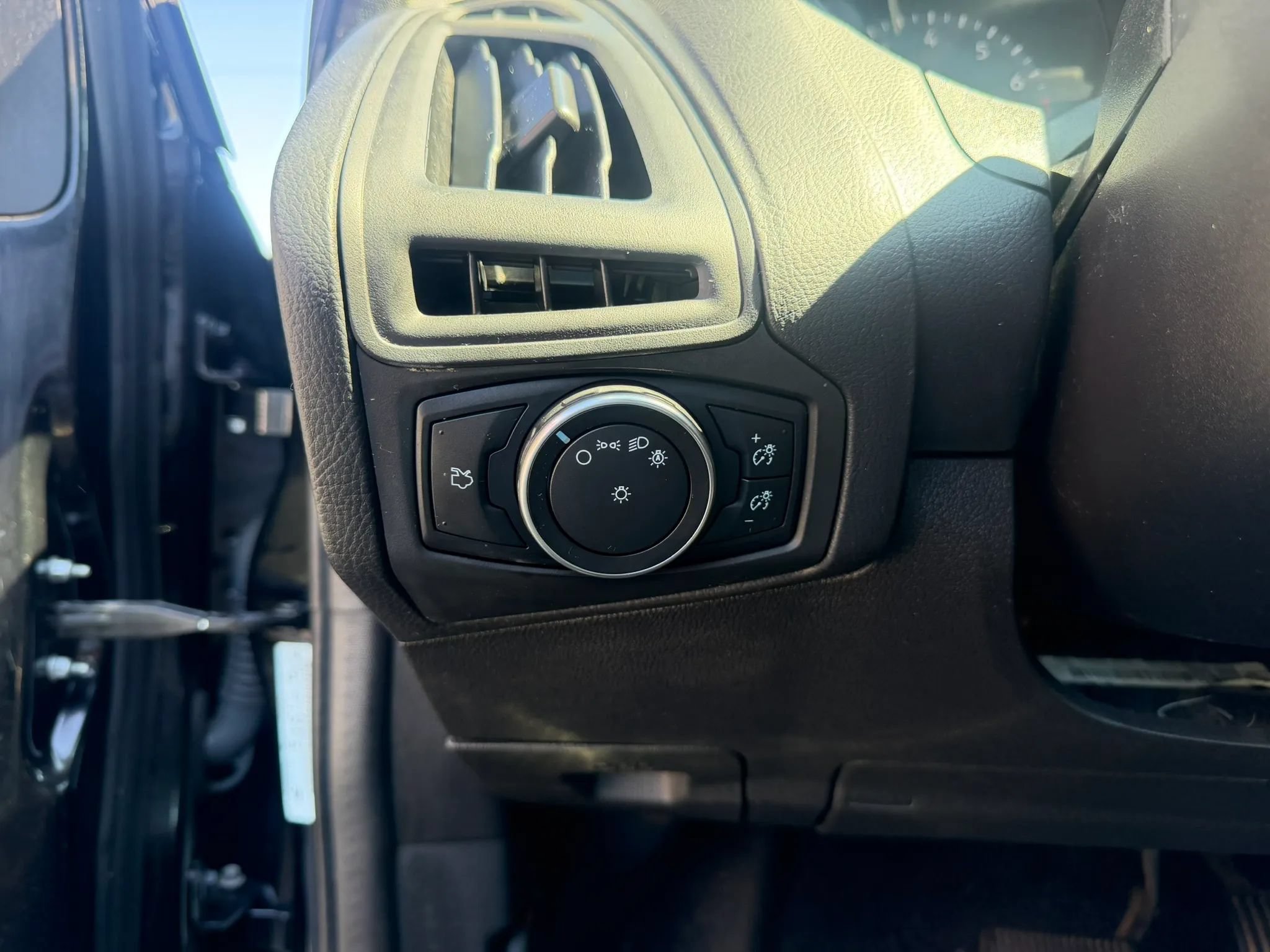 Used 2017 Ford Focus SE FWD image 25
