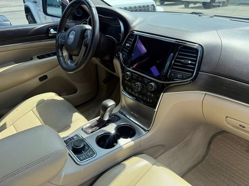 Used 2019 Jeep Grand Cherokee Overland AWD/4WD image 3