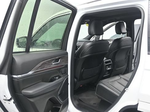 Used 2023 Jeep Grand Cherokee Overland AWD/4WD image 13