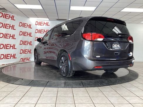 Used 2020 Chrysler Pacifica Touring-L w/ S Appearance Package FWD image 5