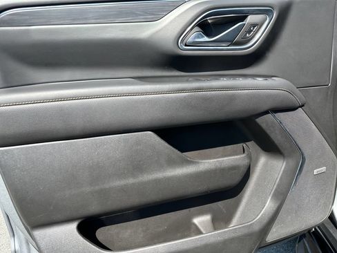 Used 2023 GMC Yukon SLT w/ SLT Luxury Package AWD/4WD image 16