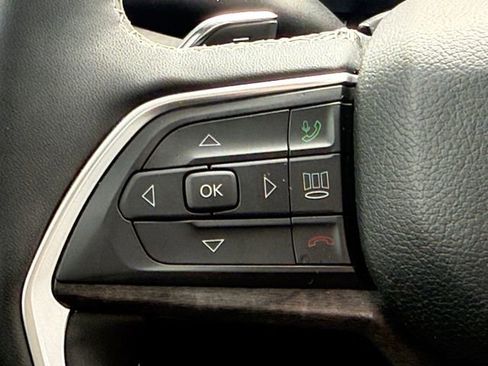 Used 2023 Jeep Grand Cherokee Limited w/ Luxury Tech Group II image 10