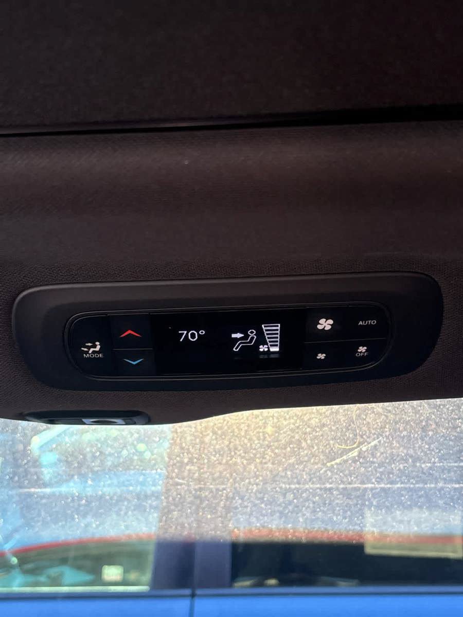 Used 2025 Chrysler Pacifica Limited FWD image 17