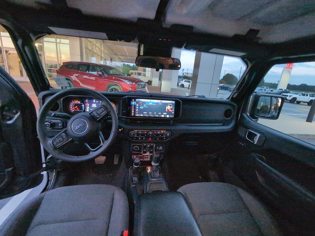 Used 2025 Jeep Wrangler Unlimited Rubicon AWD/4WD image 12