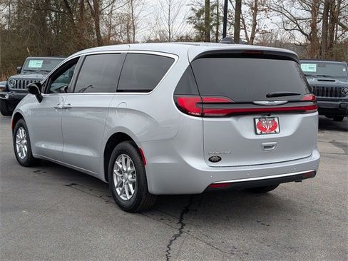 New 2026 Chrysler Pacifica Select image 5