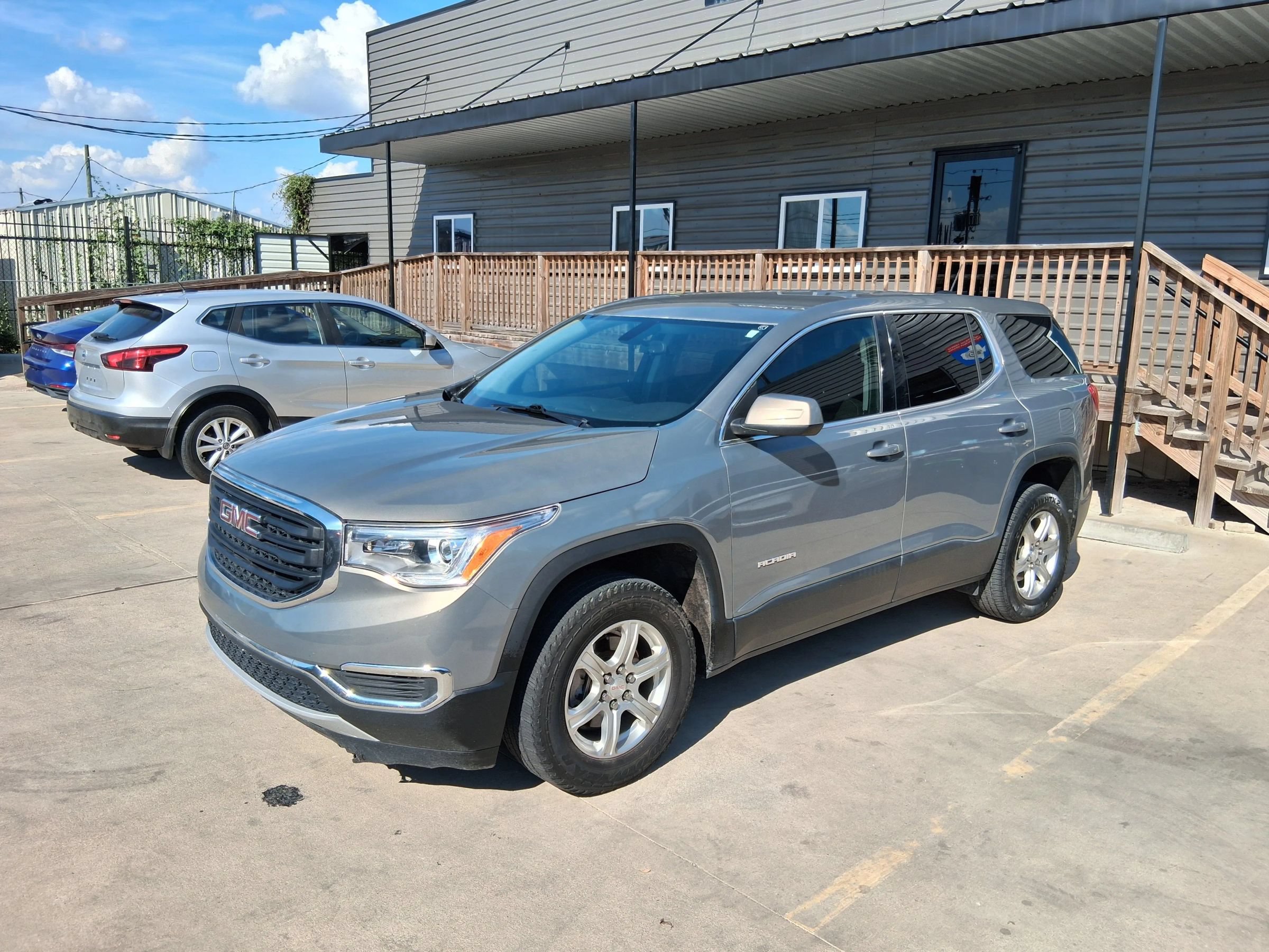 Used 2019 GMC Acadia SLE AWD/4WD image 1
