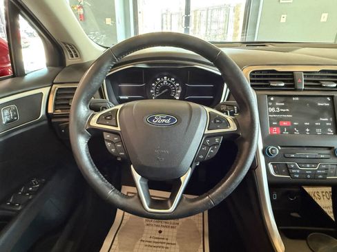 Used 2017 Ford Fusion SE w/ Fusion SE Technology Package FWD image 13