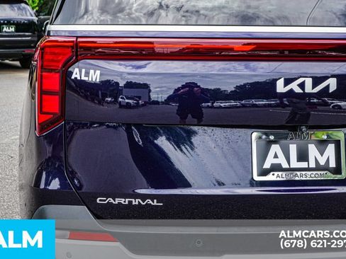 Used 2025 Kia Carnival FWD image 12