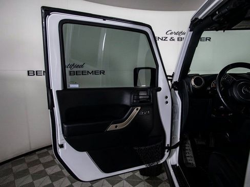 Used 2017 Jeep Wrangler Unlimited Sahara image 18