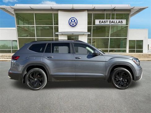 Certified 2022 Volkswagen Atlas SE w/ Panoramic Sunroof Package image 2