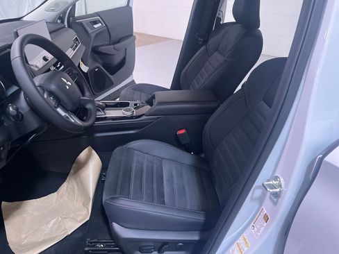 New 2025 Mitsubishi Outlander SE image 10