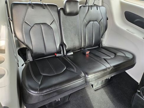 Used 2024 Chrysler Pacifica Touring-L image 14