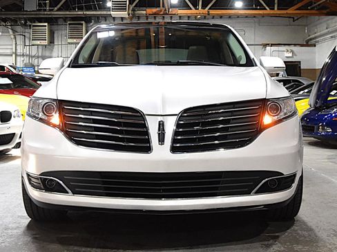 Used 2019 Lincoln MKT AWD image 2