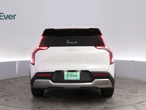 Used 2024 Kia EV9 Light Long Range RWD image 15