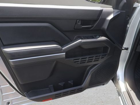 Certified 2025 Toyota Tacoma SR5 AWD/4WD image 9