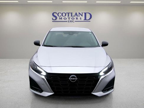 Used 2025 Nissan Altima 2.5 SV FWD image 3