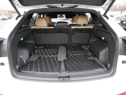 Certified 2025 Volkswagen Atlas Cross Sport SE w/ Panoramic Sunroof Package image 18